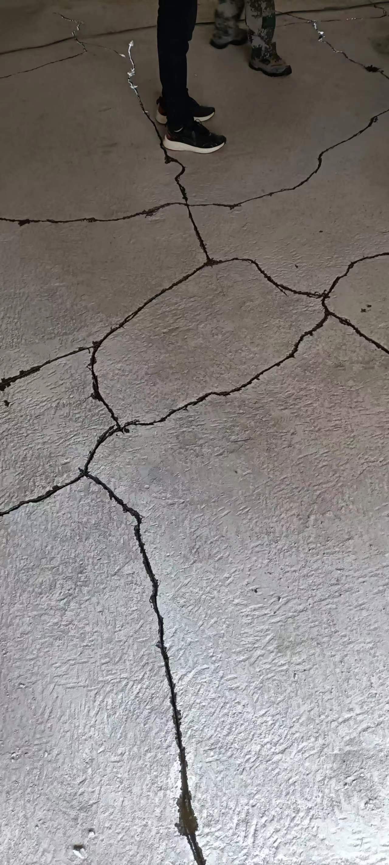 蘇州一學(xué)校樓板裂縫修補(bǔ)施工